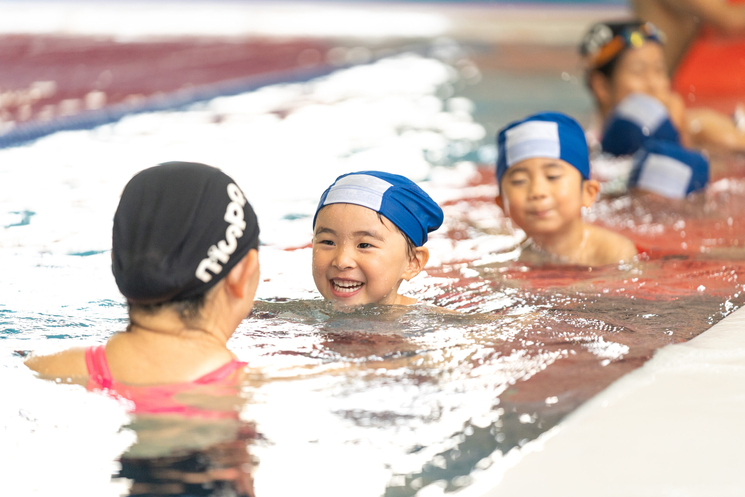 水が苦手なお子さまこそスイミングスクールへ！